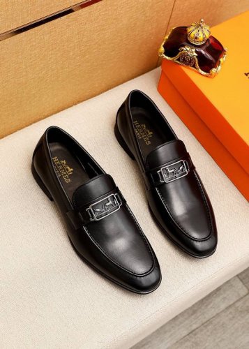 商品商标：Hermes 爱马仕 时尚皮鞋 正码码数: 39-44 38.45.46订制 商品材料：精选 进口头层牛皮鞋面+经典五金扣，进口水染牛皮内里。强烈立体
