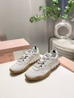 缪缪2025阿甘休闲鞋运动鞋 春夏新款 最近爆款前卫大胆的设计 .miu风格融于此款厚底帆布运动鞋的简约线条 ，别致徽标饰于鞋舌与背后，点缀复古 厚底设计 大胆