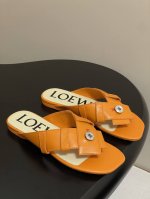 平底 -高跟 - loewe 罗意威 25Ss夏季新款 钮扣设计夹脚平底凉拖鞋小猫跟高跟人字拖鞋 一双设计感很强的拖鞋Loewe新出的拖鞋也太好看了吧引用裤装腰