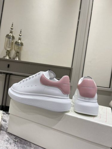 牛皮尾 羊皮里 女 男 码数34-40 牛皮里 女 男 码数38-44 麦昆高品质顶级版Alexander Mcqueen 经典明星爆款百搭小白鞋 已升级，全新