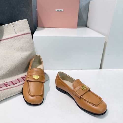 高品质出厂 ！顶级品质！代购级别！ Miumiu缪缪25春夏走秀新品招财钱币复古中性乐福鞋小皮鞋经典不过时！越看越上头的乐福鞋，配上袜子也是妥妥的学院风，非常的