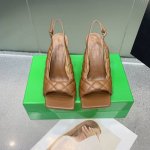 Bottega Venetabv鱼嘴方头凉鞋 面料内部添加高弹舒适海绵 电脑绣花车经典方格 个性舒适而不臃肿 内里选用小羊皮 舒适高端 高跟设计 符合人体工程学