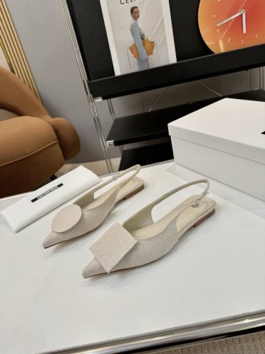 price: 350羊皮 牛仔布 品 牌：Jacqumus 小众潮牌Jacquemus25春夏新款方圆尖头后空凉鞋 Jacquemus独特的方扣与圆扣设计，别致