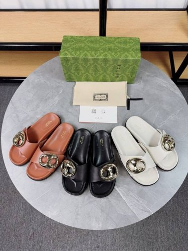 gucci2025新款，金属扣原版1：1打造。超美品质，专柜经典款。 鞋面:原版小牛皮 内里:水染牛皮 垫脚:水染牛皮 大底:超轻原版底 厚底增高:3.5Cn
