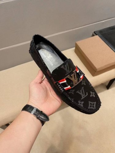 实价 品牌Lv 官方新款鞋面意大利原版牛皮 头层内里羊里 原版进口耐磨橡胶底 官网出品 春夏新品 心备佳品,廓形简洁利落 采用精湛的处理工艺 精美 穿着舒适 精