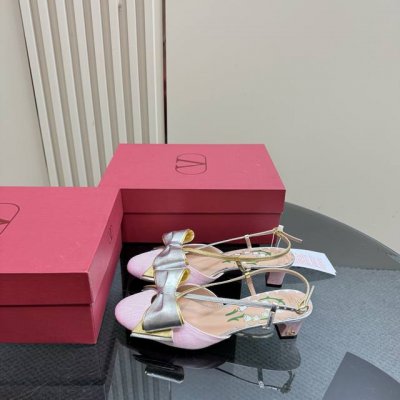 valentin*25Ss蝴蝶结玛丽珍甜 蝴蝶结元素甜美又减龄 让人眼前一看 简直就是甜美酷酷的完美适配 可盐可甜 我的梦中情鞋 鞋面原版布面拼接牛皮 内里垫脚