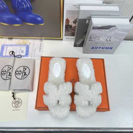 橙子出厂价 Hermes 爱马仕 秋冬新款 休闲家居外穿毛毛拖鞋 时尚潮流最新款泰迪羊毛H拖秋冬款平底毛拖，上脚超百搭暖底，女主们的最爱！ 码数：35-42 - 点击图像关闭