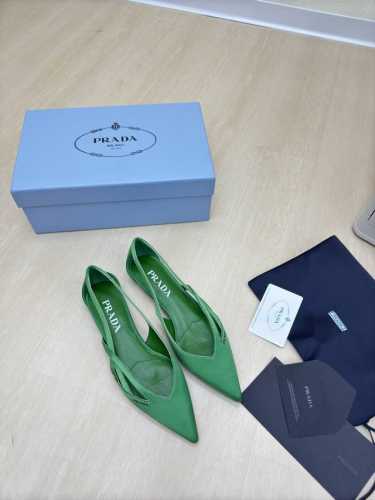 经典小跟中空系列 Prada 简约设计 搭配三角标 Logo 的设计和简约的线条 很有格调 简单纯粹得色调 原版开模 舒适炸街 草绿色真丝 Logo 擦色工艺