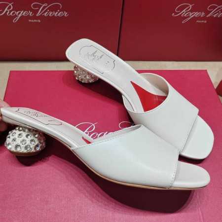 Roger Vivier 225 罗杰维维亚春夏新款花朵钻扣玛丽珍单鞋，亮面漆皮搭配钻扣，一眼被惊艳到仙女们确定不拿下这款绝美玛丽珍单鞋气场妥妥的安排上夏日搭配 - 点击图像关闭