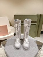 MIUMIU 缪缪 新款布靴~ 颜值担当火爆款鞋 不得不入的一款～做旧时尚，简约高级 随意搭配上脚非常舒适，年度必入款！专柜最新走秀款运动小白鞋国内外博主刷爆的