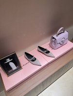 hermes 爱马仕春夏最新kelly扣尖头平底鞋hermes 爱马仕春夏最新kelly扣尖头平底 单鞋 搭配极具辨识度的马家五金扣 上脚超级百搭好看时髦 超多