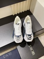 Dio* 可做无标 新品男士运动鞋、鞋面采用原版材料搭配牛皮面，以及由 Daniel Arsham 重新诠释的“Di*r”徽标装饰。鞋面顶部采用白色系带，与富有