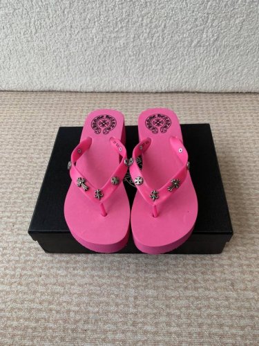 chromehearts 克罗心 25Ss 今夏最流行的懒厚底人拖鞋，韩版潮流夏季时尚 高端大气上档次外，更适合懒人族们，一脚蹬就穿好了，都不用动下手，方便快捷