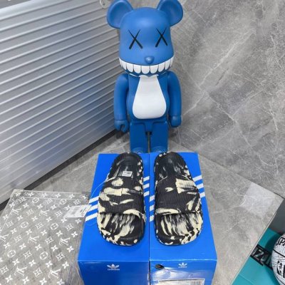 出厂180阿迪达斯纯原专供 Adidas New Colleettion 新款椰子拖鞋男女网红情侣外穿潮室外夏季一0字拖沙滩拖 椰子拖鞋 侃爷再度联乘 采用Ev