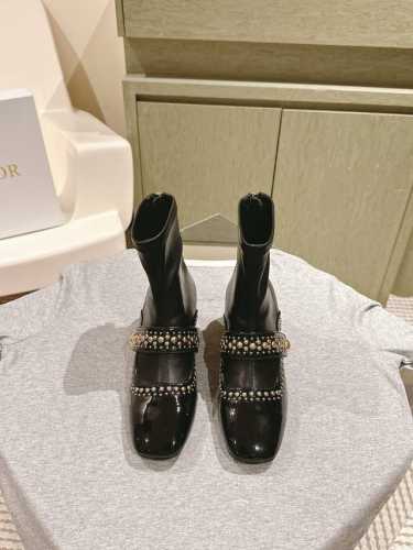 短靴 长靴 迪奥DIOR#弹力靴 经典铆钉珍珠条漆皮袜靴 时髦有型的 脚感舒适凹造型必备经典百搭美得无与伦比 超好穿 今年袜子靴超火 上脚非常舒适 云朵袜靴！秋