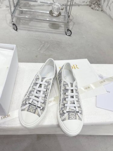 p直销P直销 Walk N Dior 刺绣帆布鞋平底休闲鞋 情人节限定款板鞋系列 全棉丝双面立体刺绣，正品店抢购排单爆款，Ins明星网红凹造型秀。 此款鞋所有材