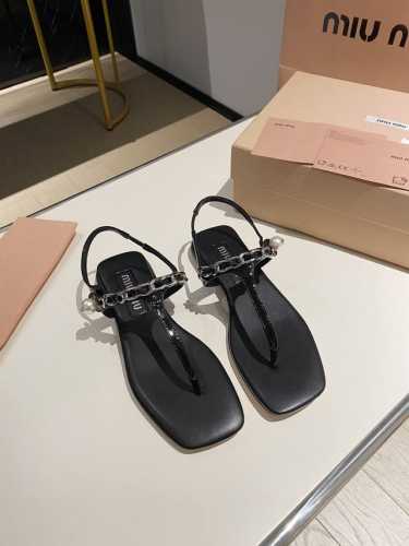 出厂价P P300Miumiu 春夏新款今年官网主推的爆款 Miumiu一直以来都是以少女心Blingbling著称，这款鞋也不例外鞋子全部都是纯手工制作鞋型优