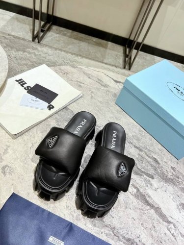 工厂p价 女装女鞋 运动原单普家超软舒适凉拖 面皮:采用原版质地全粒面超软绵羊皮 内里为进口混种羊皮里 原版开发轻底 35-39 34 40 41为定制码数 不