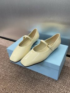 工厂价 PRADA 2025春夏新款方头低跟女鞋 普拉达粗跟果冻色时尚百搭单鞋材质:鞋面进口牛漆皮+水染羊皮内里+意大利注塑真皮大底跟高：2.5CMSize：3