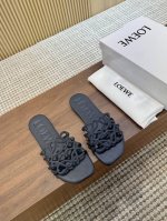 出厂： 罗意威春夏新款拖鞋 疯狂种草简约设计感觉更干净优雅 让你念念不忘 颜色也很耐看漂亮，上脚瞬间气质十足气场，简直无敌帅气有型 Size：35-40 41.
