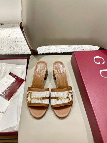 gucci马衔扣中跟拖鞋 这款女士凉拖搭配饰经典马衔扣细节金色调配件，尽显别样魅力。采用精致绒面材质打造，设计融合传统灵感与现代百搭风格，优雅点缀暖季造型。面料
