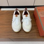 Loro Piana 男款网面飞织拼接皮革休闲鞋。采用全新外形和更宽大的廓形设计，营造超凡舒适的穿着体验。鞋面采用针织面料。三色组合工艺大底。 码数：38-45