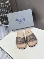 balenciaga巴黎世家 X Scholl联名款木塞底勃肯拖鞋 凉鞋 以巴黎世家的设计才思融合 Scholl 的工艺专长，打造格外舒适的护足鞋履与鞋垫。其中