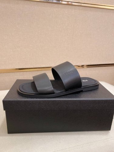 工厂p价 prada 拖鞋 顶级代购 男士春夏拖鞋专柜同步 鞋面意大利进口牛皮搭 标志图形高品质工艺 鞋底 原厂特供原版底 独家活动成型底超级舒适 原厂跟单货