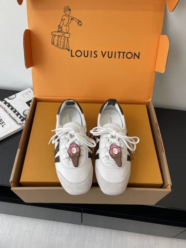 顶级版本 配饰20 louis Vuitton路易威登驴牌春夏Sneakerina系列 芭蕾运动鞋 德训鞋 情侣款 Sneakerina 芭蕾风运动鞋以丝滑绒面