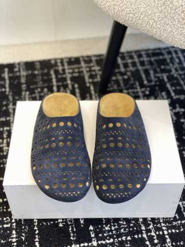 顶级品质 The Row 25Ss 春夏新款 复古冲孔大头包头拖，第一眼看到这个鞋子感觉不起眼，没有过多的装饰很简单 但带有点复古味呆萌可爱随意搭配都好看！一贯