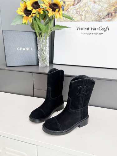 Chanel 香奈儿*秋冬新款 这字母骑士靴真的是帅气时尚的代表，靴筒口双c电绣logo 低调不失奢华！简约时尚个性又大气！自然流畅的美感，有种惊艳了时光的美感