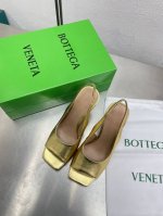 Bv Knot系列金属跟后空鱼嘴凉鞋 金色 这款方头拖鞋简直Bv最新天花板啦 5彩色百搭 金属麻花跟 为了稳固耐穿特意采用特殊工艺 消除心理阴影 耐穿舒适 性感