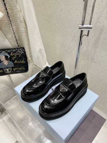 厂价 prada 普拉达经典 三角标乐福鞋 面料采用开边珠牛皮 内里垫脚均为牛皮 原版开模Tpu大底 Size：女35-39 40定制