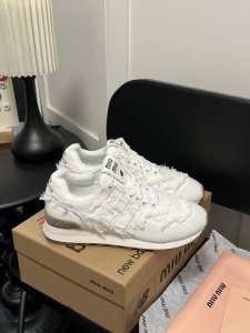 橙子出厂价p 缪缪 Miumiu X New Balance 574联名款 Nb复古运动鞋 跑步鞋 阿甘鞋 大秀上爆出的这双与New Balance 新百伦57