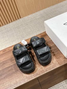 普拉达厚底魔术贴两带凉鞋 半拖厚底魔术贴凉鞋 酷感当道 这双魔术贴凉鞋必须C位 绗缝皮革质感上乘 利落搭带设计 不仅是行走的时尚单品 更是个性与品味的无声宣言