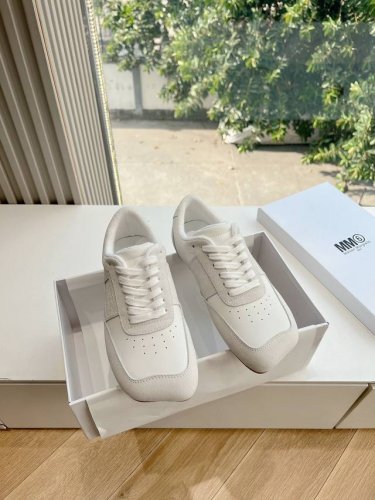 出厂 顶级版本 MaisonMargiela MM6德训休闲鞋鬼才设计师品牌，一个轻奢品牌上脚很百搭哦，也很随脚舒适，这一款德国训练鞋延续了经典的T形真皮拼接设