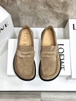 价 Loewe罗意威 代购级 最近大的热一款鞋，超可级爱 时髦精绝对不能过错的必入款，没任有何繁杂装饰，质极感好的Vintage感，纯粹和极简得做利落又诗意 超