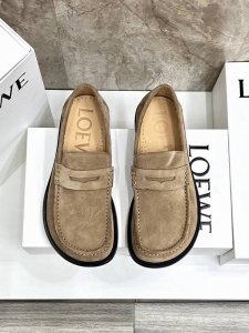 价 Loewe罗意威 代购级 最近大的热一款鞋，超可级爱 时髦精绝对不能过错的必入款，没任有何繁杂装饰，质极感好的Vintage感，纯粹和极简得做利落又诗意 超