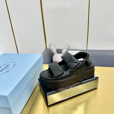 顶级版本 最高版 prada普拉达 25新款 厚底 休闲运动鞋 这款运动鞋延续经久不衰的轮廓，是新款经典单品。采用皮革精心制作， 提升格调。款式轻盈，搭配三角扣