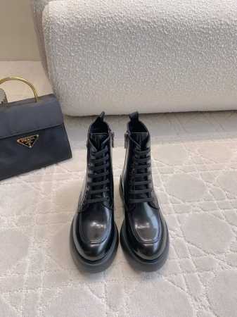 出厂价 顶级版本 Prad*新款三角标厚底马丁短靴 挺拔有型 上脚有帅又飒 低调又不失精致 鞋底有一定厚度 超显腿长 鞋面原版开边珠牛皮 内里垫脚牛皮 原版开模 - 点击图像关闭