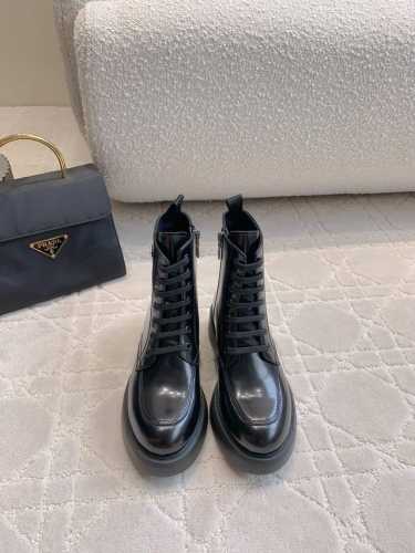 出厂价 顶级版本 Prad*新款三角标厚底马丁短靴 挺拔有型 上脚有帅又飒 低调又不失精致 鞋底有一定厚度 超显腿长 鞋面原版开边珠牛皮 内里垫脚牛皮 原版开模
