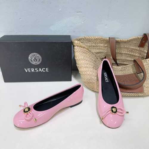 高品质出厂 ！小众潮牌Versace 范思哲2025春夏新款蝴蝶结圆头平底玛丽珍单鞋 米兰秀场同简约干练的版型，童话般的亚特兰蒂斯或神奇的海洋主题，明亮的彩色配