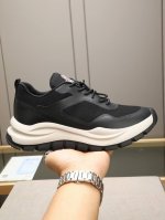Moncler蒙口男士户外系带运动鞋 具有舒适防滑性能 专为户外跑步或都市漫步而设 兼备创新 功能性与图形细节于一体 从高山氛围汲取灵感 诠释潮流时尚 多种原版