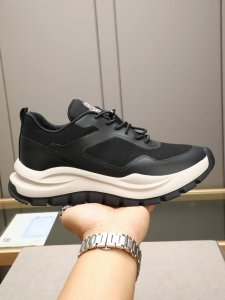 Moncler蒙口男士户外系带运动鞋 具有舒适防滑性能 专为户外跑步或都市漫步而设 兼备创新 功能性与图形细节于一体 从高山氛围汲取灵感 诠释潮流时尚 多种原版
