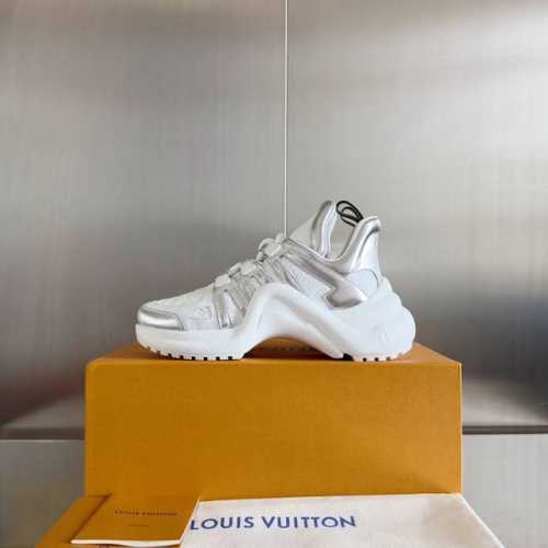 出厂 Louis Vuitton 路易威登休闲老爹鞋 弓形运动鞋 新配色 本款 Lv 运动鞋一展随性多元姿态，牛仔布衔接标志性弹力波浪形外底，搭配柔和低帮设计。