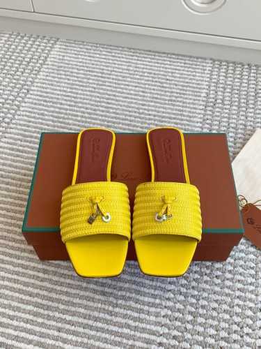 批 代购级 Loro Piana Lp Sprightly Charms系列凉拖鞋 凉鞋 Sprightly Charms 凉鞋 以方形鞋头和鞋跟展现全新创意，