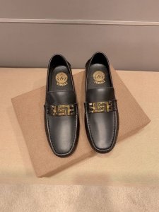 实 ，品牌瓦萨琪，官方最新款，意大利原单，顶级精湛工艺，高端精品男士夏秋豆豆鞋，英伦时尚风 鞋面原版，柔软水牛皮面，懒人套脚乐福款，鞋面采用进口原版柔软水牛皮、
