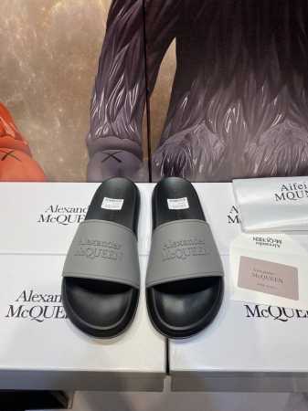 Alexander Mcqueen 。麦昆拖鞋系列：高端品牌 3D制面，升级版大底，更轻便，防滑。市场顶级品质，潮人必备，夏季拖鞋的季节来了，穿起来超级唯美. - 点击图像关闭