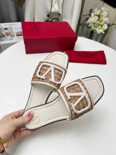 Valentino.华伦天奴2025 最新系列 编织细节完美 非常亮眼的走秀系列推出 码数：35一43码出厂价pp 真皮底+40