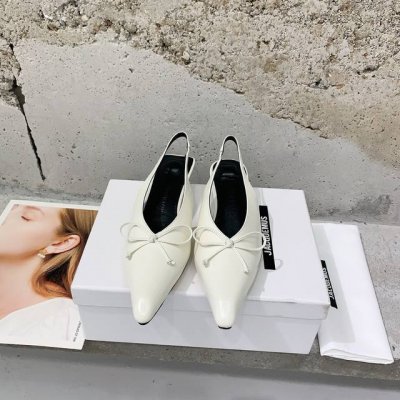 jacquemus 早春新款小猫跟凉鞋流行的小猫跟设计和茴蕾风碰撞则个性，俏皮可爱时尚好看蝴蝶结装饰很有少女感，整体日常穿搭非常洋气就对了对版开边珠牛皮面料，羊
